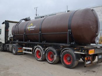 brūna tilpne mēslojumam uz smagās automašīnas